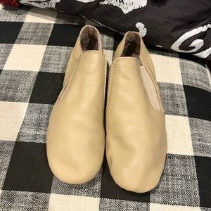 Size 3.5 Girls Revolution tan leather jazz shoes